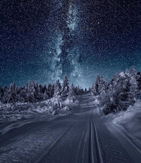 Une route, de la neige, les étoiles