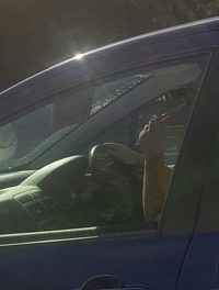 Se couper les poils de nez en voiture