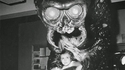 Mimi Gibson et le monstre du film "the Kraken" (1957)