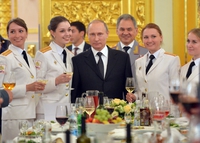 Poutine et quelques femmes-officiers nouvellement promues