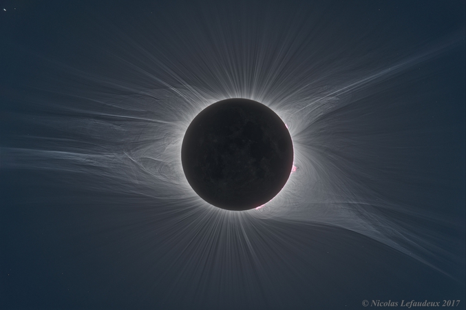 Permettant de bien distinguer la couronne de vents solaires.

Photo par Nicolas Lefaudeux.