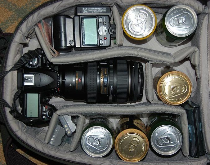 L'équipement des paparazzis : un appareil photo et des bières pour les longues heures d'attente.