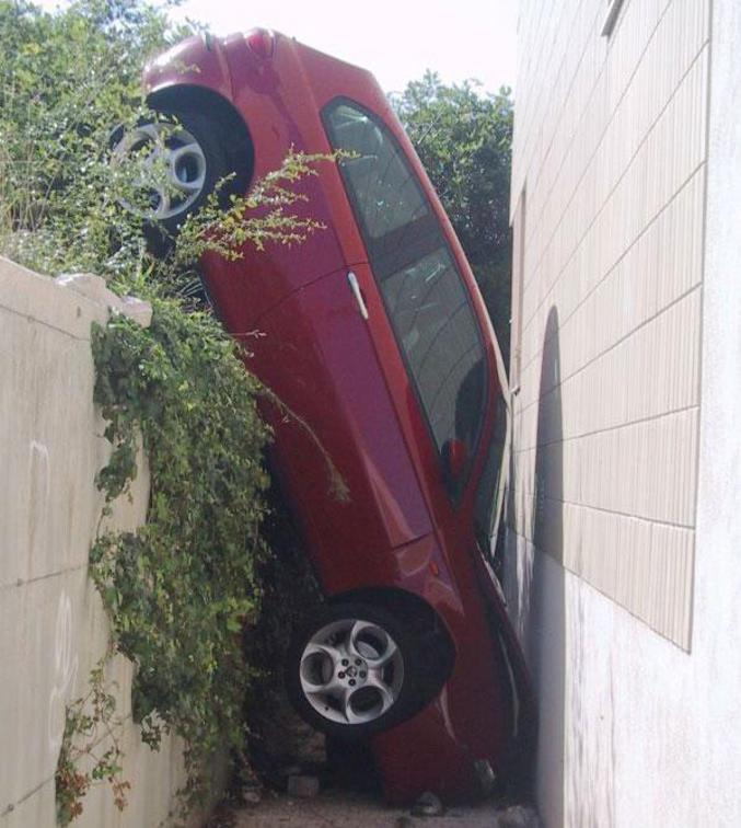 Une voiture qui s'est garée à la verticale ...