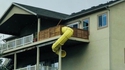 Le nouveau toboggan du balcon est un succès, on ne les entend plus