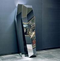 Galerie d'Art : exposition d'un cercueil en glace
