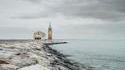 Une église et un campanile en extrémité de jetée à Caorle (Italie)