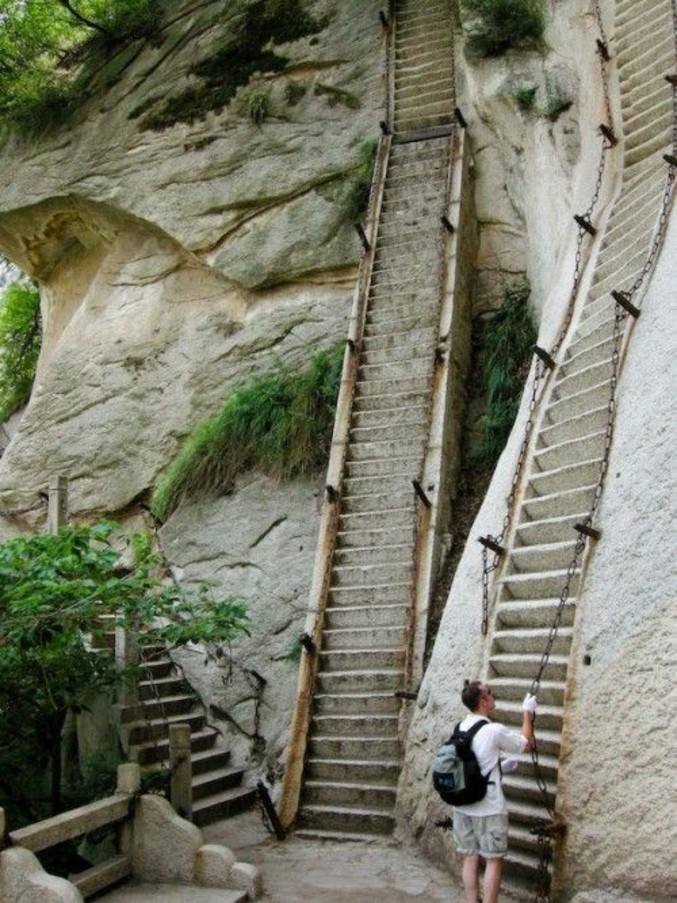 Un escalier vertical.