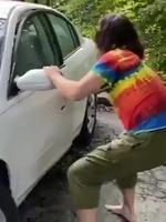 Garer sa voiture en bordure de forêt . 