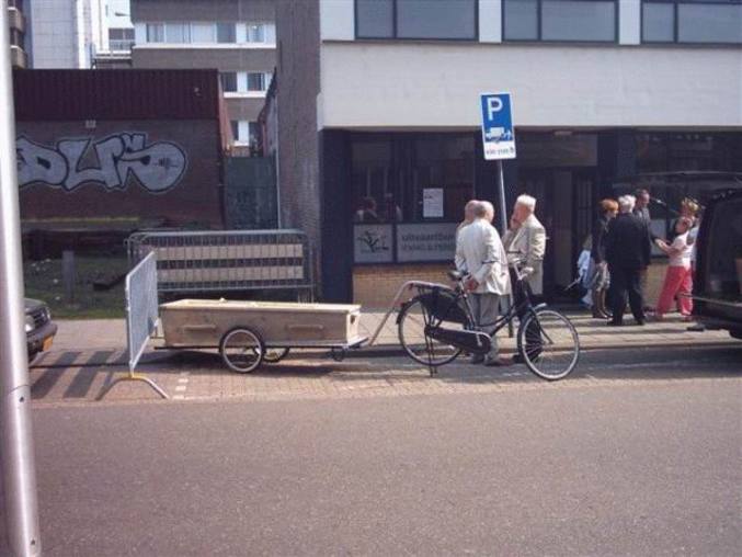 Le cercueil d'un accro du vélo.