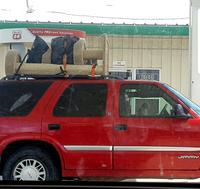 Monsieur Chat déménage, il conduit, sa colonne d'entraînement est sur la galerie