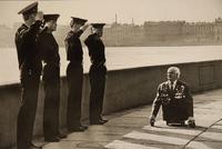 Début des années 60, des soldats russes saluent un vétéran du SIEGE (on ne rit pas SVP) de Léningrad