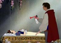 Le Prince Charmant va vérifier que Blanche-Neige fait bien un gros dodo