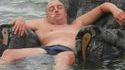 Dans son fauteuil flottant