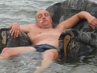 Dans son fauteuil flottant