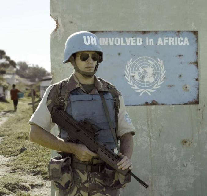 Un soldat s'est placé à un endroit qui traduit quelque peu la position de l'ONU en Afrique.