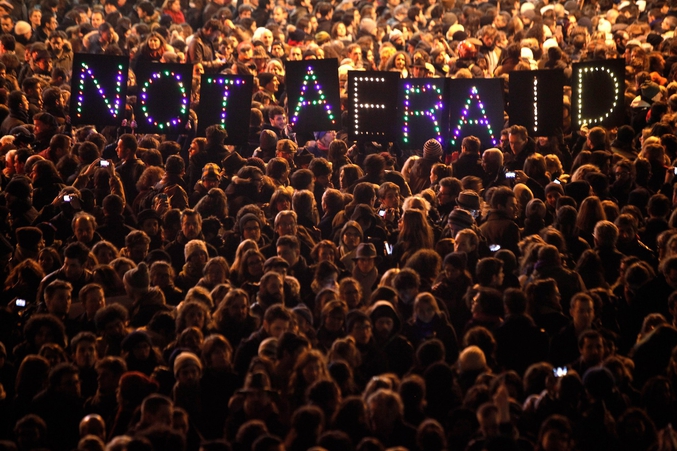 C'était en janvier à Paris. Et c'est aussi maintenant.
Courage, à toutes et tous - l'Humanité est et restera indivisible.
#attentat #Paris #courage #amour #paix