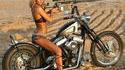 La dame sur la moto, avec des lunettes et un fusil