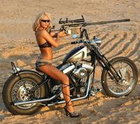 La dame sur la moto, avec des lunettes et un fusil