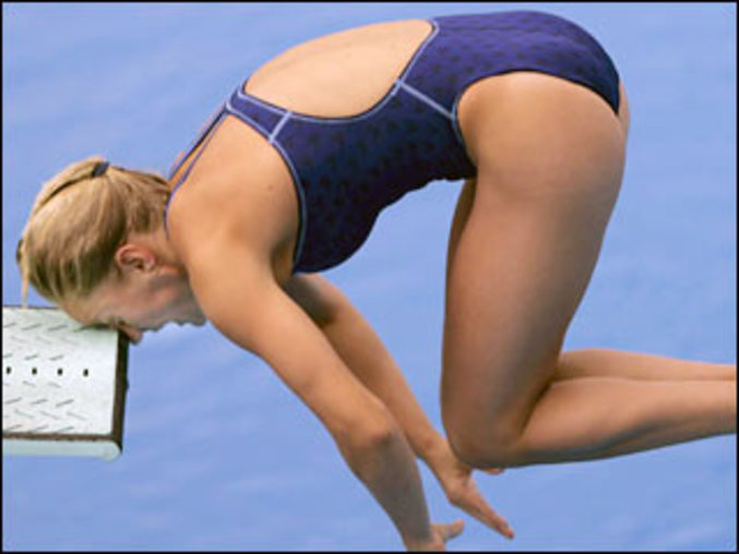 Une nageuse se cogne la tête lors d'un plongeon acrobatique.