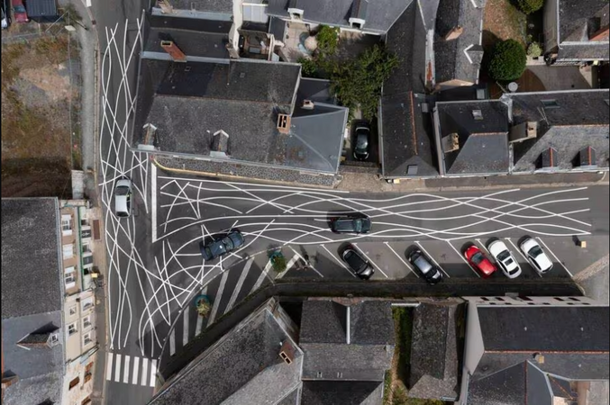 Dans le Maine-et-Loire, la commune de Beauné a imaginé un étonnant marquage au sol conçu pour faire ralentir les voitures.

https://www.autoplus.fr/actualite/insolite/ce-marquage-au-sol-suscite-la-curiosite-aupres-des-automobilistes-1131057.html#item=1