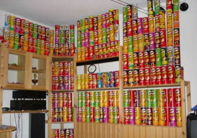 La chambre d'une personne accro aux Pringles. Quelle belle collection.