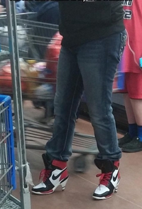 La manie de porter des chaussures de sport va trop loin