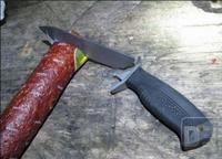 Saucisson polonais et couteau made in China