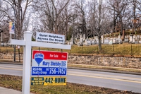 Annonce immobilière: voisins tranquilles de l'autre côté de la rue