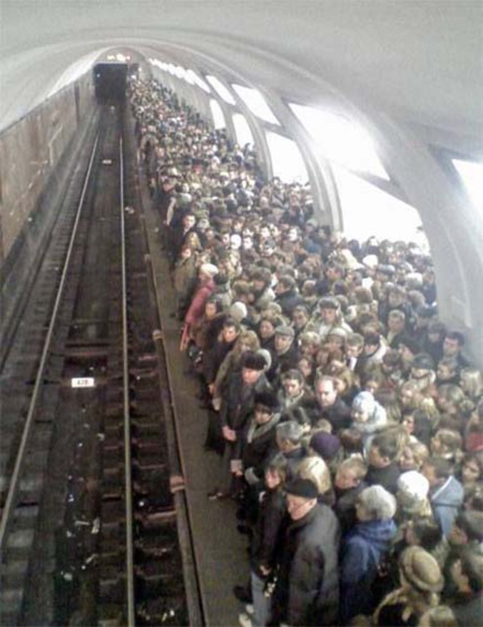 Un quai de métro quelque peu surchargé.