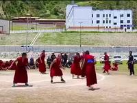 Moines tibétains jouant au basket
