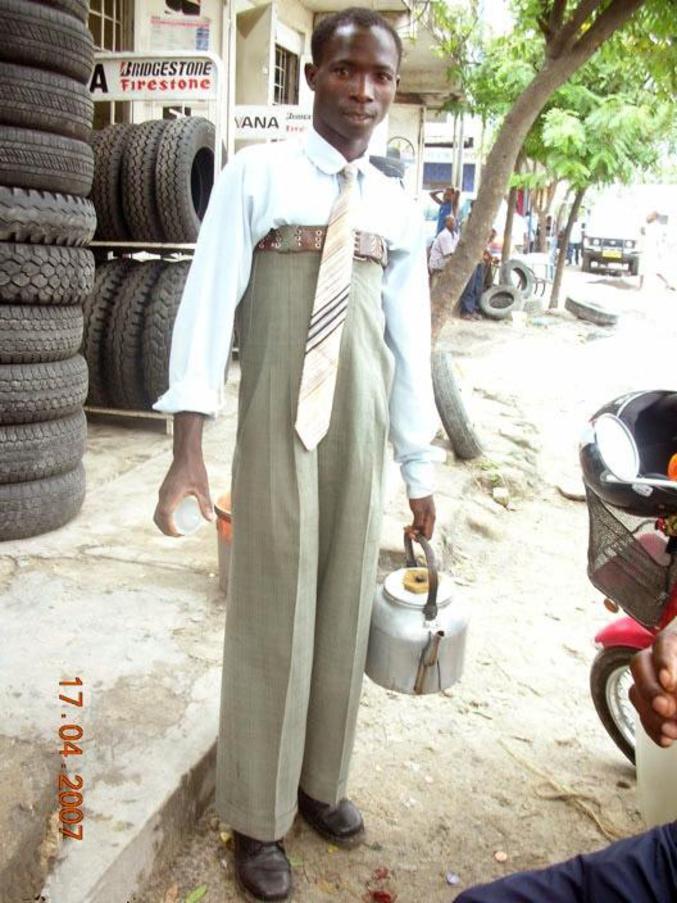 Un homme qui a un long pantalon.