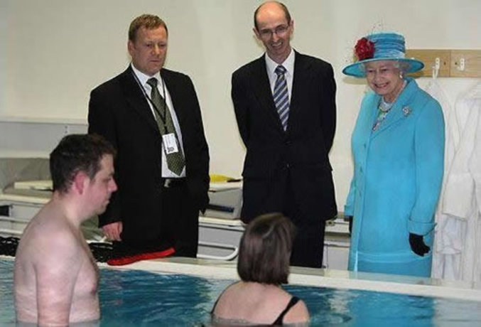 Surpris par la Reine à la piscine