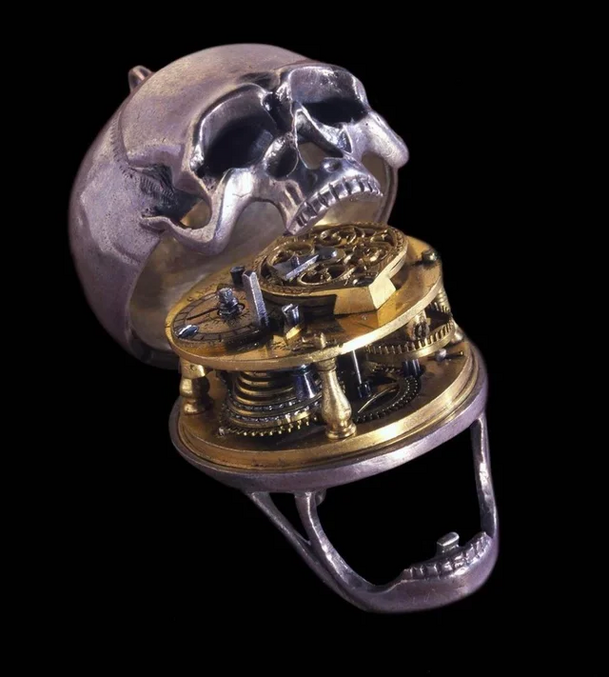Haute de 4 cm et en forme de crâne, elle s'inspire du genre Memento mori (souviens-toi que tu vas mourir).
Visible au British Museum.