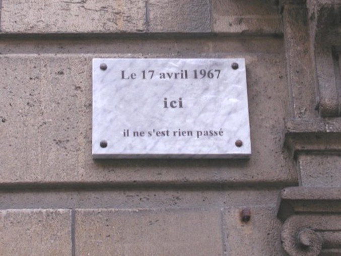 Une plaque comme on aimerait en voir plus.