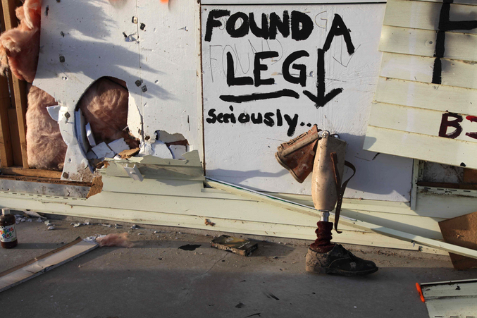 Une jambe prothésique a été retrouvée parmi les débris de maisons après le passage d'une tornade F4 à Harrisburg, le 29 février 2012.