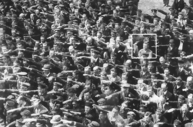 Un jour de 1936, à Hambourg, August Landmesser refuse de faire le salut fasciste, au milieu d'une foule qui lève le bras à l'unisson. Toute l'histoire est ici http://www.washingtonpost.com/blogs/blogpost/post/august-landmesser-shipyard-worker-in-hamburg-r