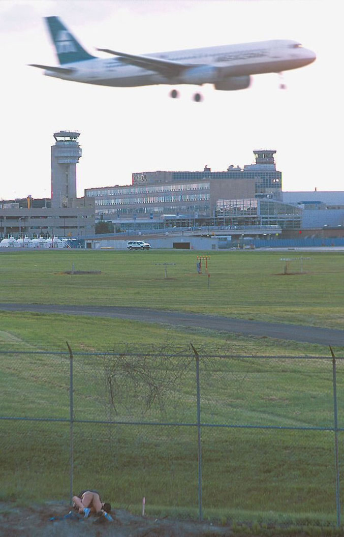 Un couple qui fait l'amour aux abords de l'aéroport