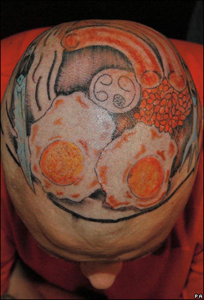 Un homme s'est tatoué le plat du jour sur la tête.