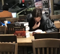 Pendant ce temps, à la bibliothèque
