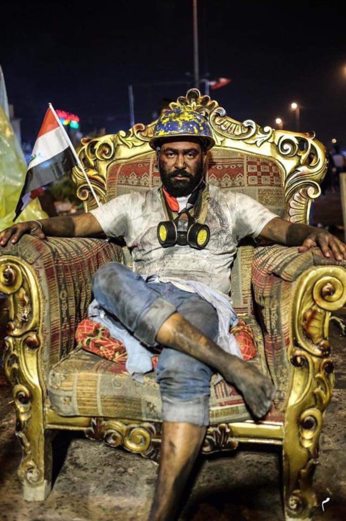 Assis dans un des fauteuils de représentants du peuple, après la prise de bâtiments publics.
Traduction automatique et non relue du top commentaire de reddit : https://www.reddit.com/r/pics/comments/e405gw/such_a_powerful_picture_iraqi_protestors_take/
"Je vais essayer de vous le dire en bref. Au début du mois dernier, un petit groupe d'étudiantes irakiennes est allé protester pour un meilleur système éducatif et tout le reste. A Bassorah, bien sûr. Les chefs tribaux sont essentiellement sortis et ont dit qu'ils ne laisseraient aucun chien rusé toucher "nos sœurs et nos filles à Bassorah" (d'ailleurs les nasiriyans sont connus pour être extrêmement jaloux), mais ils ont ensuite été confrontés à des canons à eau. Avant que les chefs tribaux de Nasiriya menacent le gouvernement avec leurs armes (oui, les tribus sont lourdement armées), les chefs tribaux de Najaf ont également commencé à protester. C'est alors devenu une grande manifestation, puis Amara, Basra, Koot/Wassut, et d'autres grandes et petites villes et provinces ont commencé à protester, les adolescents et millénaires ont bientôt mené des manifestations pendant 2 semaines. Parce que s'ils laissaient les chefs tribaux diriger les manifestations, ce serait un bain de sang puisque les tribus sont lourdement armées et détestent le gouvernement, l'Iran, le Koweït, l'Amérique et presque tous les pays voisins. (Ils vont provoquer une guerre civile dans toute la région) Donc l'Internet a été coupé pendant 2 semaines. Des centaines de manifestants sont morts et des milliers ont été blessés. Puis, le vendredi suivant, une grande manifestation de plusieurs millions de morts a été organisée dans tout le pays. Jusqu'à ce jour, il a atteint 200 personnes. Et 8000 blessés. Il n'y a pas d'article sur Terre qui le documente. Mais ces derniers jours, quelque chose de vraiment phénoménal s'est produit... Près de 20 millions de personnes en Irak ont participé et participent aux manifestations... Mais ce n'est pas tout. Les Irakiens et les Irakiennes de tous âges, religions, sectes, races, ont participé aux manifestations, debout côte à côte, après 16 ans de division
Même les Kurdes ont commencé à se rendre à Bagdad et à Babylone pour participer aux manifestations avec leur arabe brisé.
Des élèves ont fui les écoles pour participer aux manifestations.
Les médecins ont quitté leur bureau pour aller soigner les manifestants.
Malheureusement, les mitrailleuses lourdes tirent toujours sur les manifestants, les bombes lacrymogènes et les bombes lacrymogènes visent toujours les têtes et les coffres des manifestants. La nuit, des roquettes survolent les têtes des manifestants et des tireurs d'élite iraniens sont toujours dispersés dans les bâtiments.
Des hommes masqués inconnus portant des masques noirs chassent et suivent les manifestants qui rentrent chez eux.
Un incident s'est produit lorsqu'une militante a été vue lors d'une manifestation, lorsqu'elle est rentrée chez elle, une escouade l'a tuée, son mari et ses deux enfants. Bien que chaque maison irakienne ait un fusil d'assaut,...
En outre, au cœur de Bagdad, dans la région de Tahrir, il y a des millions de manifestants là-bas, de nombreuses régions en Irak ont également renversé le gouvernement. Presque tous les politiciens et les religieux corrompus ont fui le pays.
En outre, la province de Babylone était connue ces dernières années sous le nom de "Poule mouillée de l'Irak" en raison de la peur des gens pour eux-mêmes. Au cours de ces manifestations, Babylone s'est toutefois distinguée des autres provinces par sa violence envers le gouvernement et les milices.
Il y a quelques jours, un groupe de miliciens iraniens connu sous le nom de "Saraya-lkhurasani" faisait des raids dans les maisons, tuait tout le monde dans la rue et kidnappait des enfants. Maintenant, Babylone est connue comme le coq noir parce que tous les bâtiments qui appartiennent à la milice et au gouvernement iraniens ont été brûlés. Le gouvernement menace simplement d'être exécuté en ce moment, car de nombreuses branches de l'armée, de la police et de l'armée irakienne kurde ont rejoint le peuple et renversé le gouvernement dans de nombreux domaines. Le gouvernement séparatiste fantoche kurde a également peur que les Kurdes se joignent aux manifestations. Actuellement, de nombreux gouvernements de la région sont préoccupés par l'Irak. Surtout la Turquie et l'Iran.
Sulaymaniyah est connu pour avoir des guerriers redoutables qui n'ont jamais aimé ou voulu le gouvernement kurde. Même Sulaymaniyah a eu des protestations pendant des années, mais ils se font tuer et les bourreaux de la même manière, sans aucune couverture, les chefs tribaux kurdes en sont arrivés au point de demander aux manifestants à Bagdad s'ils devaient également commencer une manifestation.
Et des choses drôles : Les manifestants ont fait un nouveau magazine appelé "le Tuktuk" qui documente tout ce qui concerne l'Irak, ils ont aussi fait des choses intéressantes comme l'utilisation de petits satellites comme boucliers ou en fabriquer, faire de nouvelles structures comme des filets qui sont soutenus par des tiges de fer avec un filet entre eux attraper des bombes lacrymogènes et des conteneurs, sur les ponts à Bagdad ils font bunker et structures comme un château capable de résister aux roquettes tirées par les milices, parler de châteaux et boucliers médiévaux, les protestataires même fait catapultes et les oiseaux géants comme des élingues.
Et un nouvel accessoire pour femme en forme de tuktuk.
Edit : il a atteint 17.000 blessés et près de 500 tués, hier, 50 personnes à Nasiriya ont été assassinées et un massacre a eu lieu à Bassorah et à Najaf.
Vos chaînes d'information sont si drôles.
Éditer 2 : ne vous ridiculisez pas en supposant que l'Irak n'est rien d'autre qu'un morceau du peuple arabe. L'Irak, c'est plus que cela, c'est une culture diversifiée ici, avec un esprit..."
