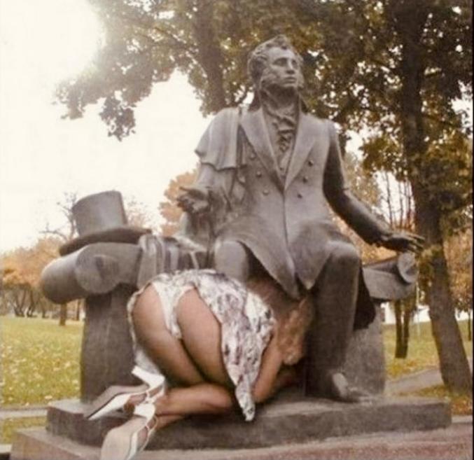 Après un courant BSM de saccages de statues.

Au moins, la statue de Pushkin est surveillée de près par ses fans !!