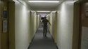 Abruti dans un couloir