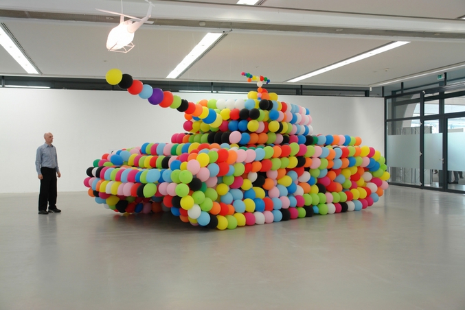 Un char d'assaut réalisé avec des ballons de baudruche.