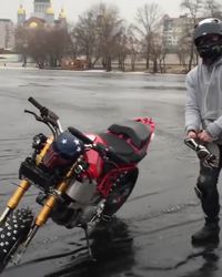 Une moto peut-elle rouler sur un étang gelé ?