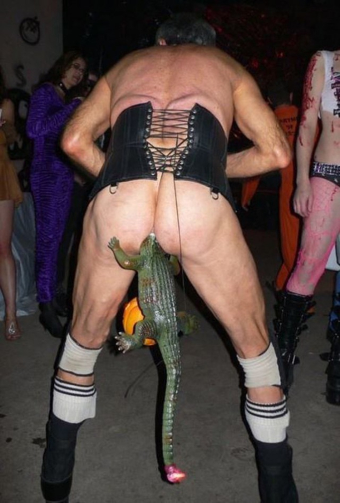 Un homme en corset se mettre un crocodile, à la queue enflammée, dans le cul ?