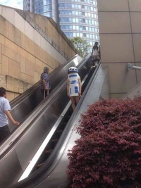R2-D2 dans les escalators