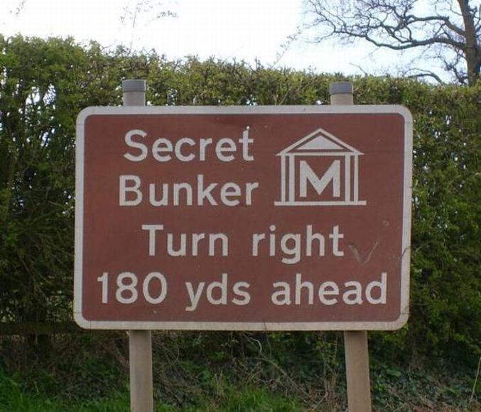 Un panneau indiquant un bunker secret