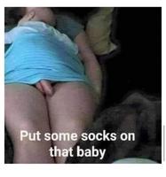 Met des chaussettes à ce bébé 