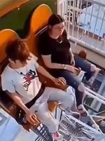 Attraction de fête foraine : on s'agrippe à ce qu'on peut !