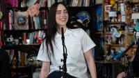 Billie Eilish est passé au Tiny desk , si vous aimez vous relaxer avec les chuchoteuses 